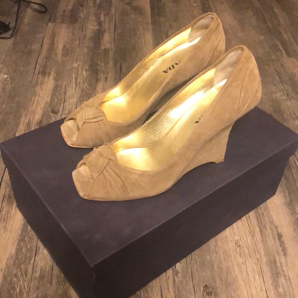 Prada - Picture 2 of 3